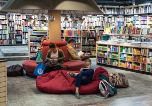 Actuweb maisons d'édition Il donne ses livres a une librairie