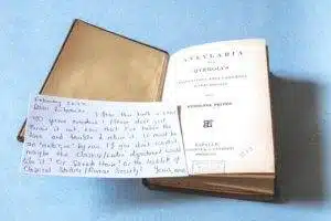 Une bibliothèque retrouve un livre emprunté 50 ans plus tôt, avec un petit mot…